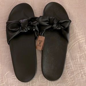 VS PINK Slides NWT